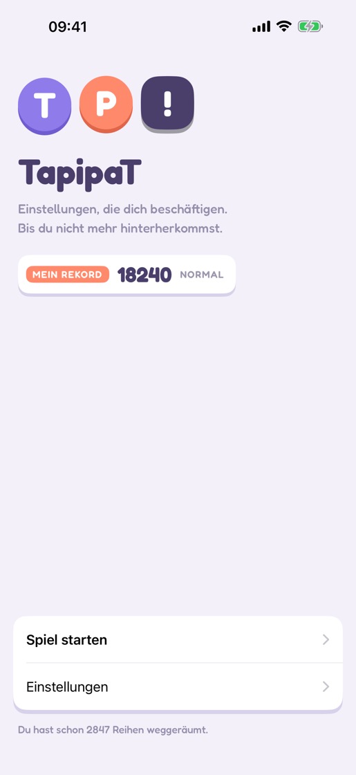 Der Titelbildschirm von TapipaT: drei wippende Kacheln mit T, P und einem Ausrufezeichen, darunter der Name, ein Rekord auf der Stufe Normal und die Zeilen Spiel starten und Einstellungen.